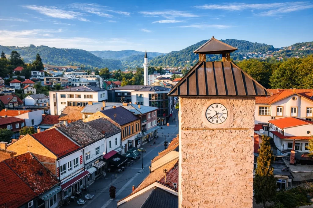 Sahat-kula u Gračanici (“kosi toranj”) iznad gradske čaršije