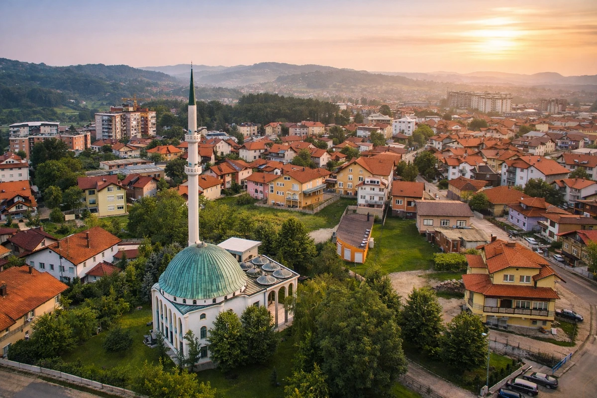 Srebrenik ujutro iz zraka, panorama naselja i gradska džamija