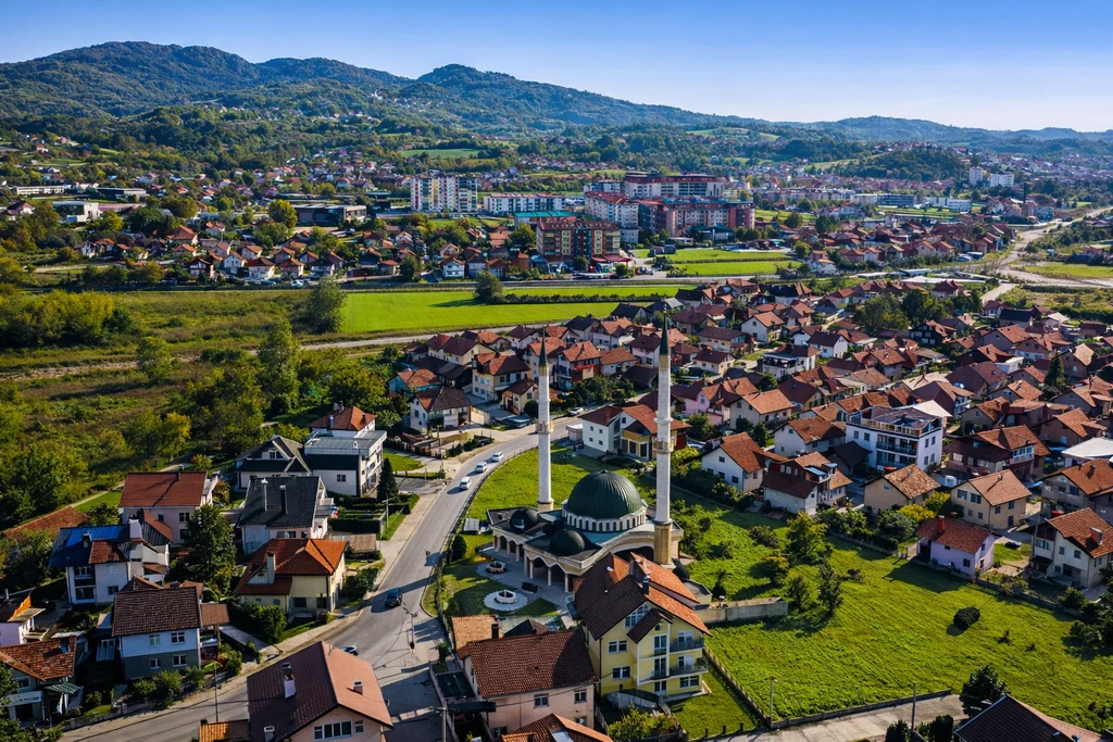 Srebrenik panoramski pogled ljeti, grad i obronci u pozadini