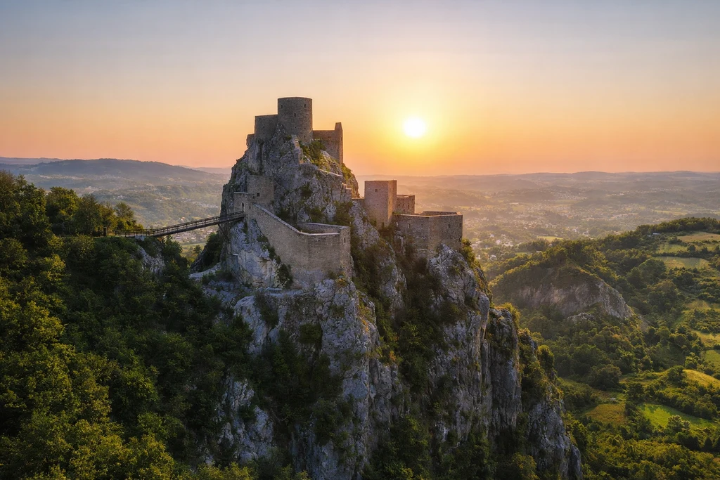 Stari grad Srebrenik ujutro, tvrđava iznad zelenih obronaka
