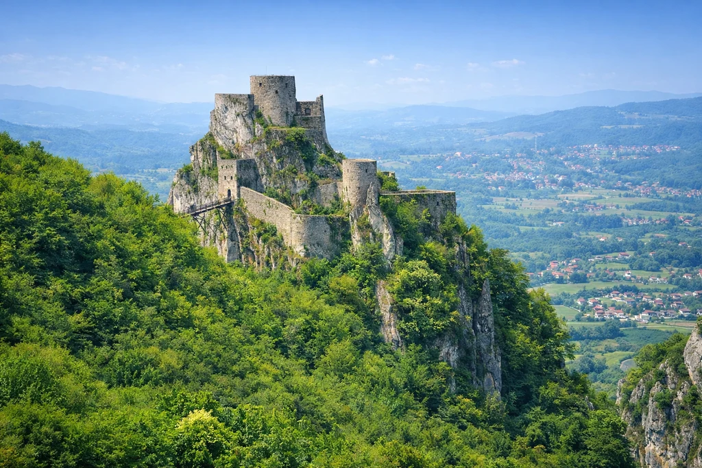 Stari grad Srebrenik ljeti, pogled na tvrđavu i dolinu