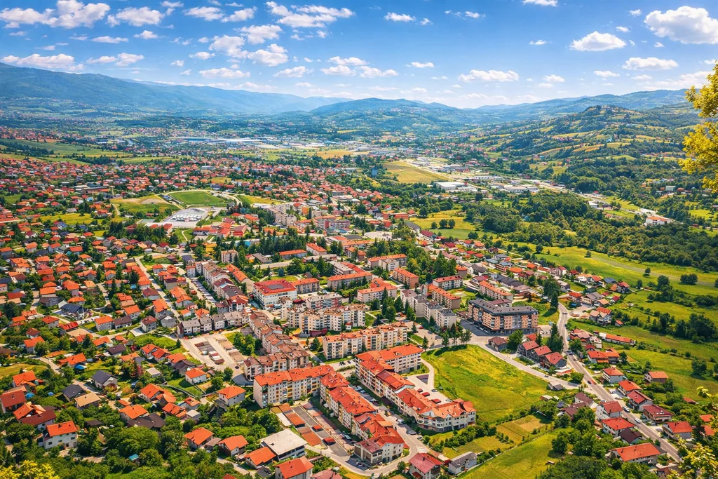 Panorama Viteza iz zraka, naselje, krovovi i zelena dolina u pozadini