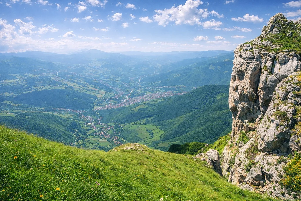 Planina Vlašić, širok pogled na dolinu i naselja u daljini, ljeto