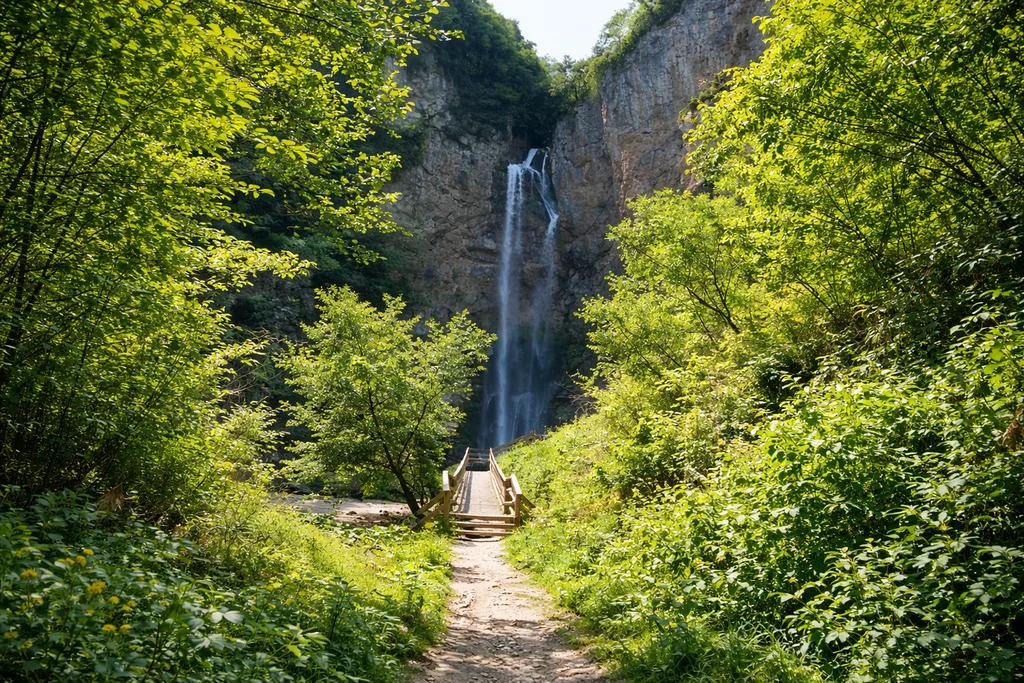 Vodopad Bliha kod Sanskog Mosta, pogled sa staze prema visokom slapu u stijeni