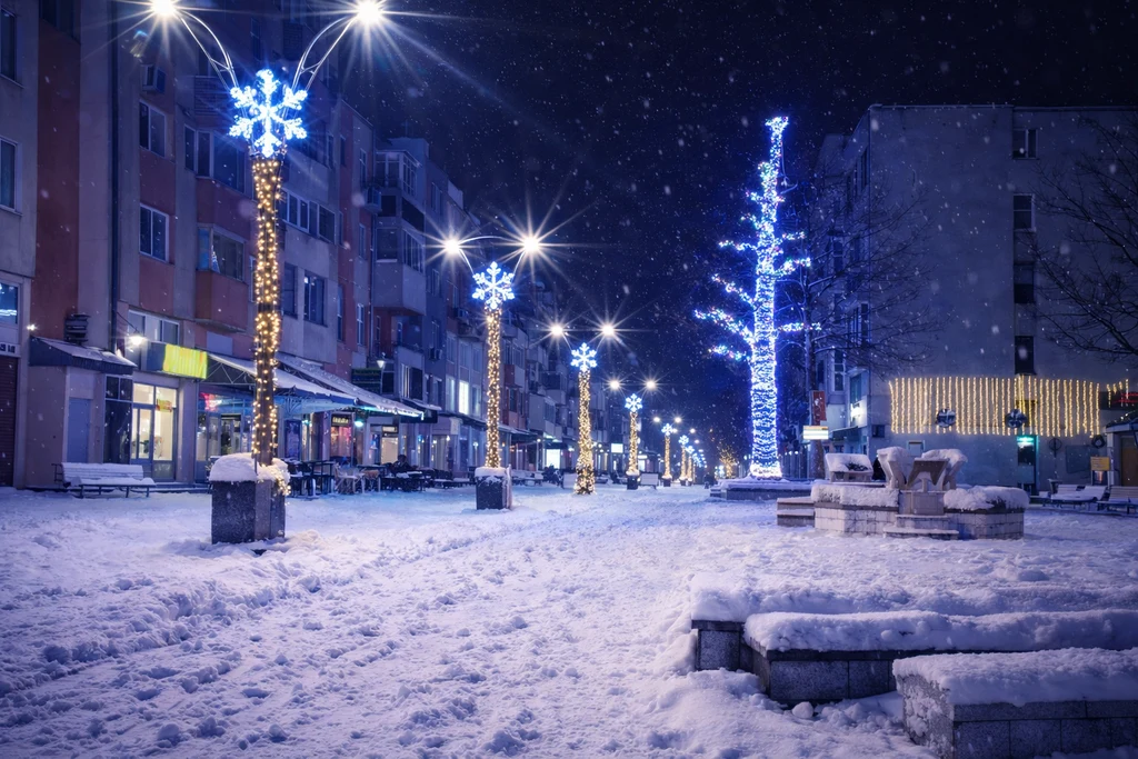 Zimska šetnja kroz centar Srebrenika uvečer, gradsko šetalište pod snijegom